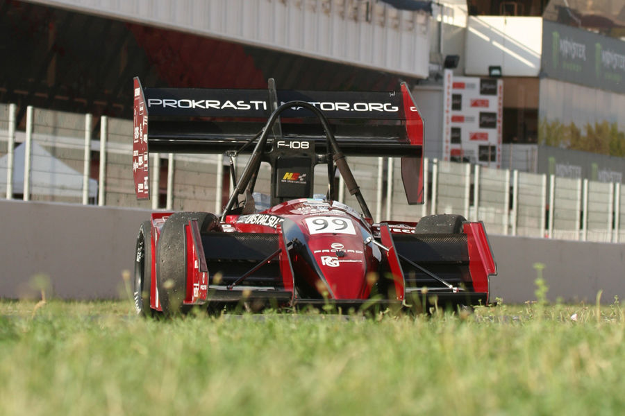Formula Student Rennwagen rot Streckenbild