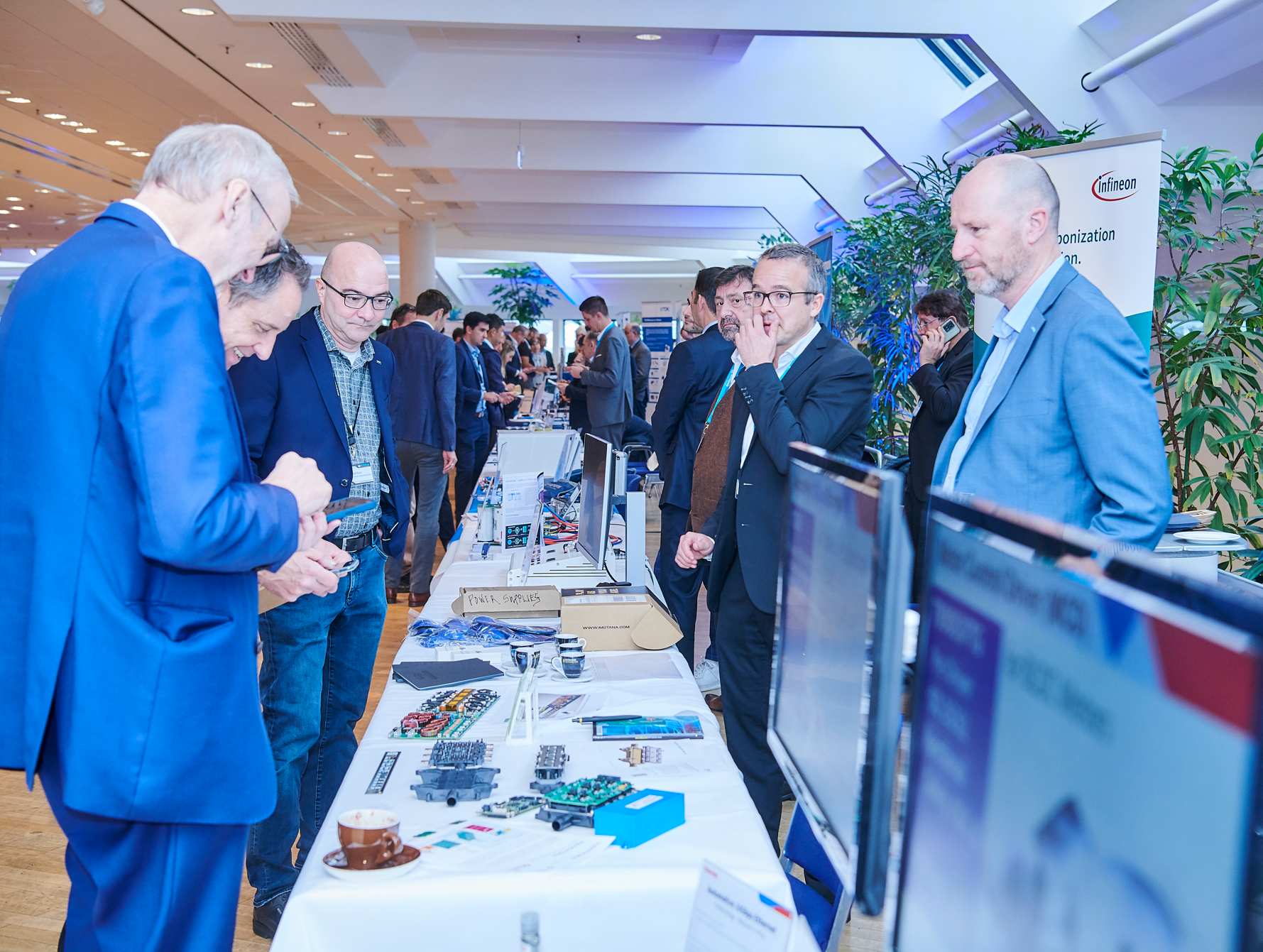 Networking and exchange during breaks and at the suppliers' tables