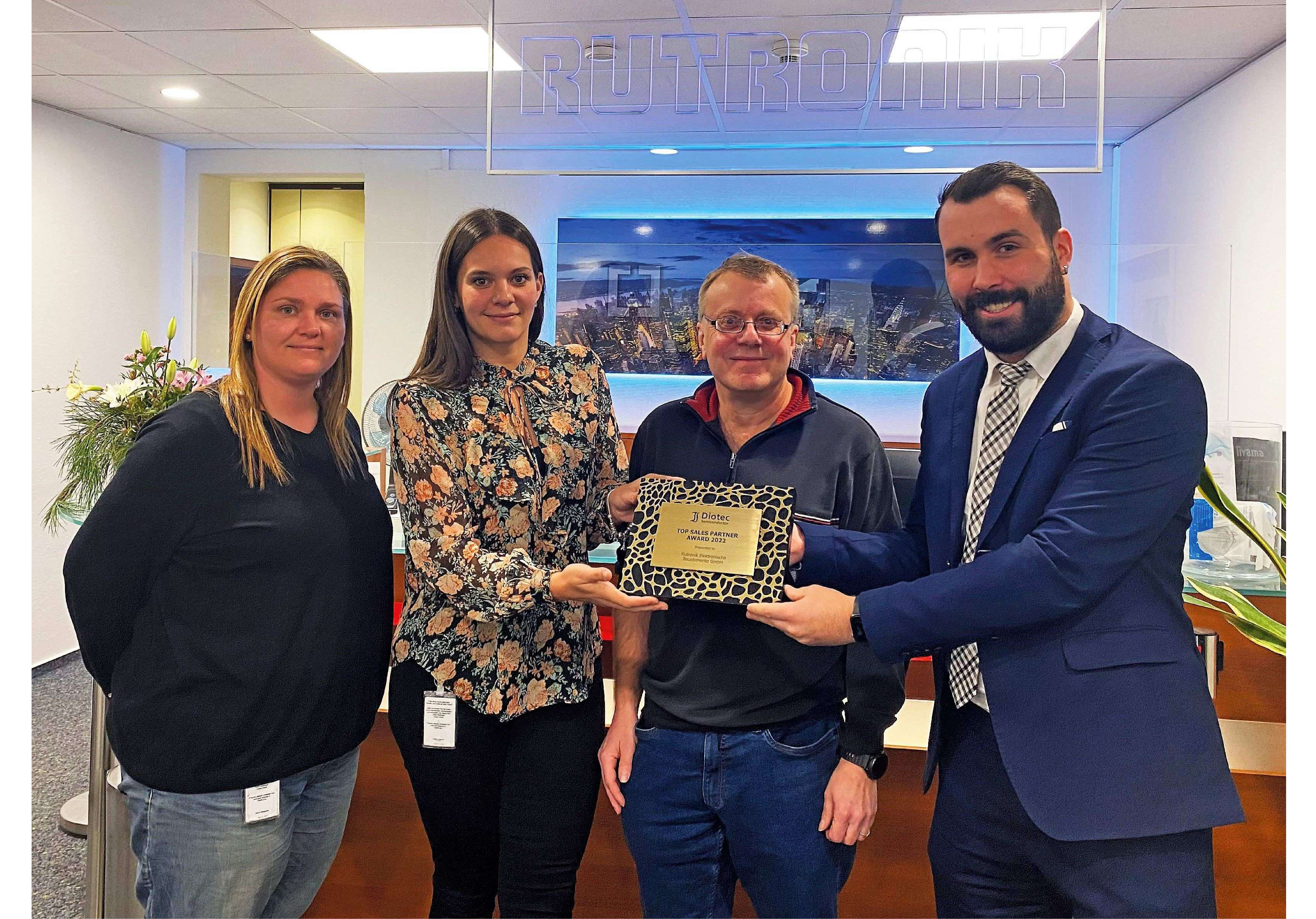 From left to right: Anne Wielgohs (Quoting Specialist Standard Products Corporate at Rutronik), Emilia Mance (Line Manager at Rutronik), Michael Weishaupt (Material Management at Rutronik) and Max Schlageter (Account Manager at Diotec).