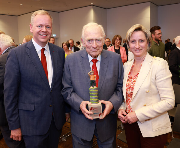 Helmut Rudel, president and founder of Rutronik Elektronische Bauelemente GmbH, receives the Baden-Württemberg Founder Award 2025