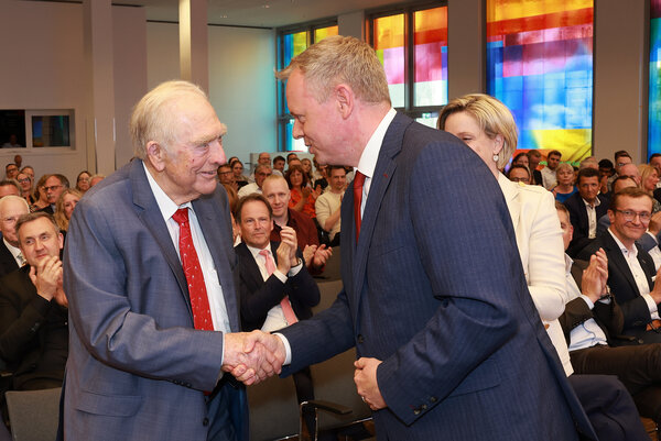 Helmut Rudel is congratulated by Sparkasse President Matthias Neth