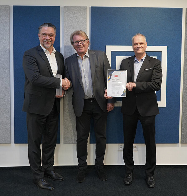 Rutronik und ROHM feiern ihre 30-jährige Partnerschaft: Wolfram Harnack, Präsident von ROHM Europe, Thomas Rudel, CEO von Rutronik, und Oliver Edelmann, Distribution Sales Director bei ROHM