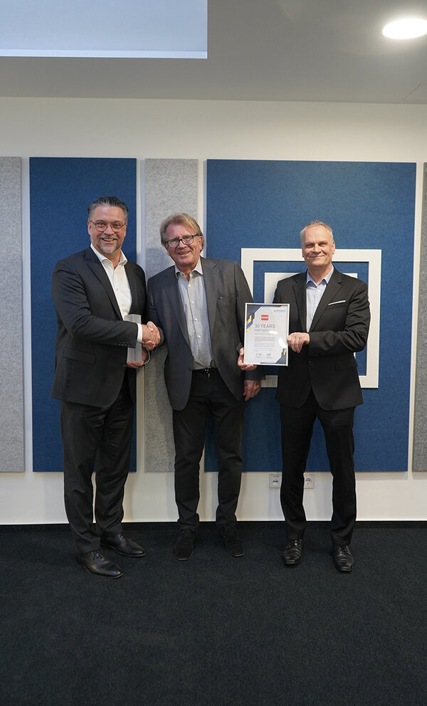 Picture of Rutronik and ROHM celebrating 30 years of successful partnership: Wolfram Harnack, President at ROHM Europe, Thomas Rudel, CEO at Rutronik, und Oliver Edelmann, Distribution Sales Director at ROHM 