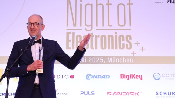 Andreas Mangler, Director Strategic Marketing spricht auf der „Night of Electronics 2025“ in München des deutsche Branchenmedium „Elektronik“ 