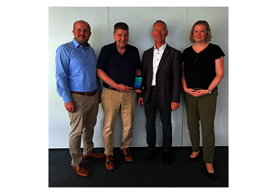 Handover of the "Best Motherboard Distributor" award. From left to right: Thomas Stanik (Kontron), Thorsten Engel (Rutronik), Peter Hoser (Kontron) and Anja Schaal (Rutronik)