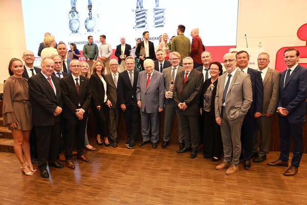 Managing directors and long-standing Rutronik employees congratulate Rutronik President Helmut Rudel on receiving the Baden-Württemberg Founder Award 2025.