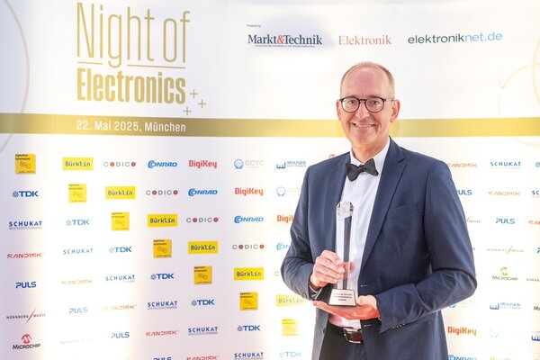 Andreas Mangler, Director Strategic Marketing bei Rutronik mit der Trophäe für die Distributoren des Jahres 2025