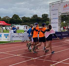 Together to the finish line: Students in Rutronik running shirts who competed in last year's Baden Marathon reach the finish line together.