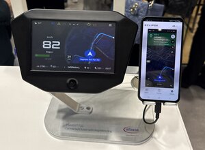 Abb. 1: Eine mögliche Implementierung mit TRAVEO T2G Graphics zeigt auf der linken Seite die „Tachoanzeige“ mit Geschwindigkeit und virtuellen Signal- bzw. Kontrollsymbolen sowie die von einem Smartphone eingeblendete Navigation. Rechts ist das Smartphone mit Funkverbindung zur Anzeigeeinheit zu sehen (Quelle: Infineon)