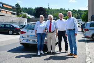The fleet vehicle handed over by Rutronik is ready for Diakonie trips. The Ispringen social welfare station, Diakoniestation Ispringen, is delighted with the new vehicle. Helmut Rudel and Thomas Rudel handed the keys over to Dr. Matthias Schlüter and Andrea Haas. From left to right: Andrea Haas (Diakoniestation Ispringen), Helmut Rudel, Thomas Rudel (both Rutronik), Dr Matthias Schlüter (Krankenpflegevereien Ispringen e. V.).