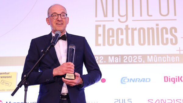 Andreas Mangler, Director Strategic Marketing spricht auf der „Night of Electronics 2025“ in München des deutsche Branchenmedium „Elektronik“ 