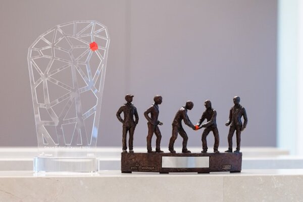 Image: Trophies of the Supply Chain Awards 2025. Source: HUSS Unternehmensgruppe 