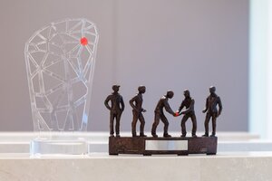 Image: Trophies of the Supply Chain Awards 2025. Source: HUSS Unternehmensgruppe 
