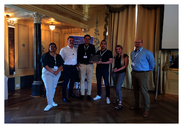 Die beiden Unternehmen verbindet mehr als eine erfolgreiche Hersteller-Distributor-Partnerschaft.  V.l. Vidya Sriram (Rutronik), Damien Smej (Rutronik), Manuel Gauß (Rutronik), Iliès Berrouiguet (Rutronik), Victoria Spauszus (Sensirion), Davin Moorman (Rutronik)