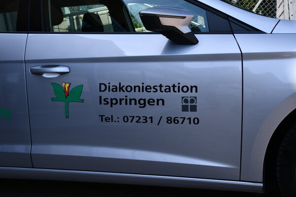 Übergebenes Rutronik Fuhrparkfahrzeug für die Diakoniestation Ispringen Detail Bild